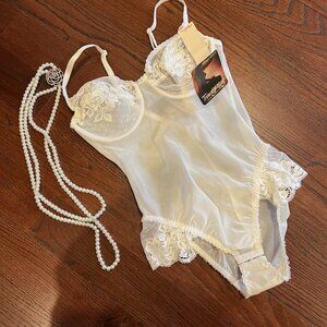 NWT Sexy Vintage White Lace all in one Teddy Bodysuit with Hook Closures